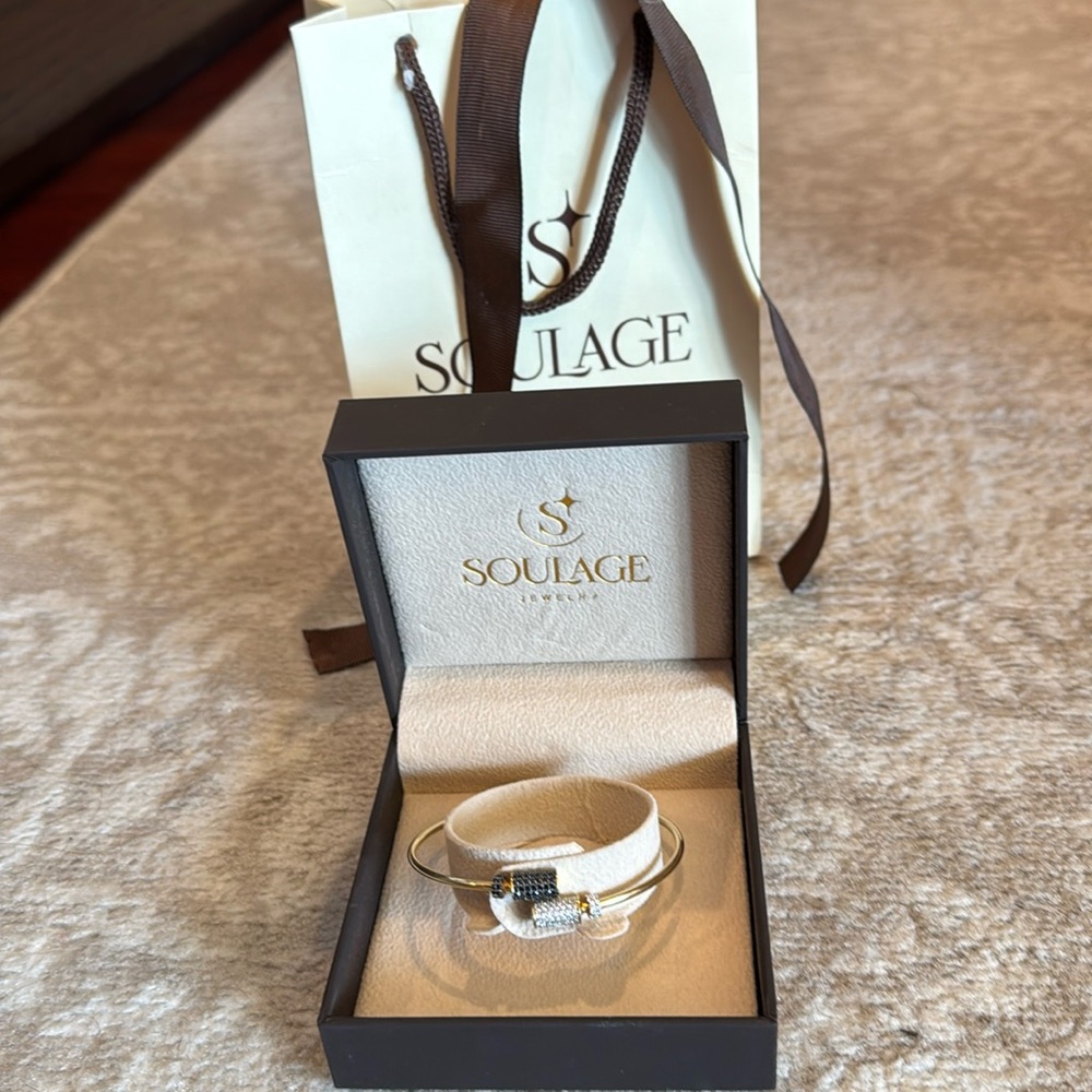 Women’s Bracelet 18 K gold with black & regular diamond